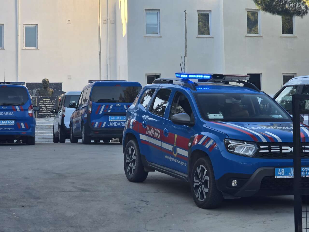Muğla Jandarması Bodrum’u Ablukaya Aldı, 50 Adrese Baskın, 41 Gözaltı, 12,8 Milyar TL’lik Para Trafiği 2